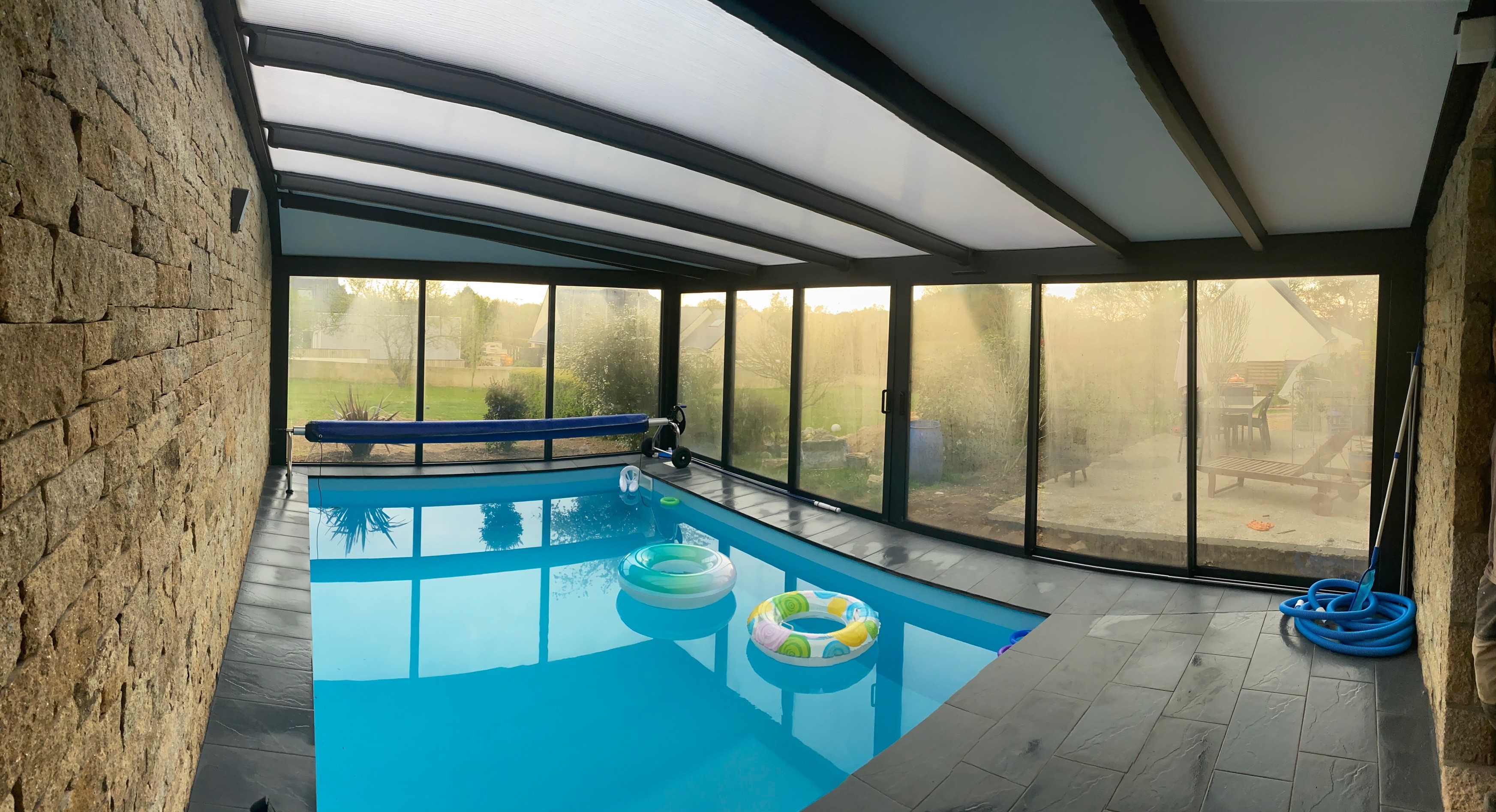 Decoferm, veranda renoval sur piscine dans le Morbihan