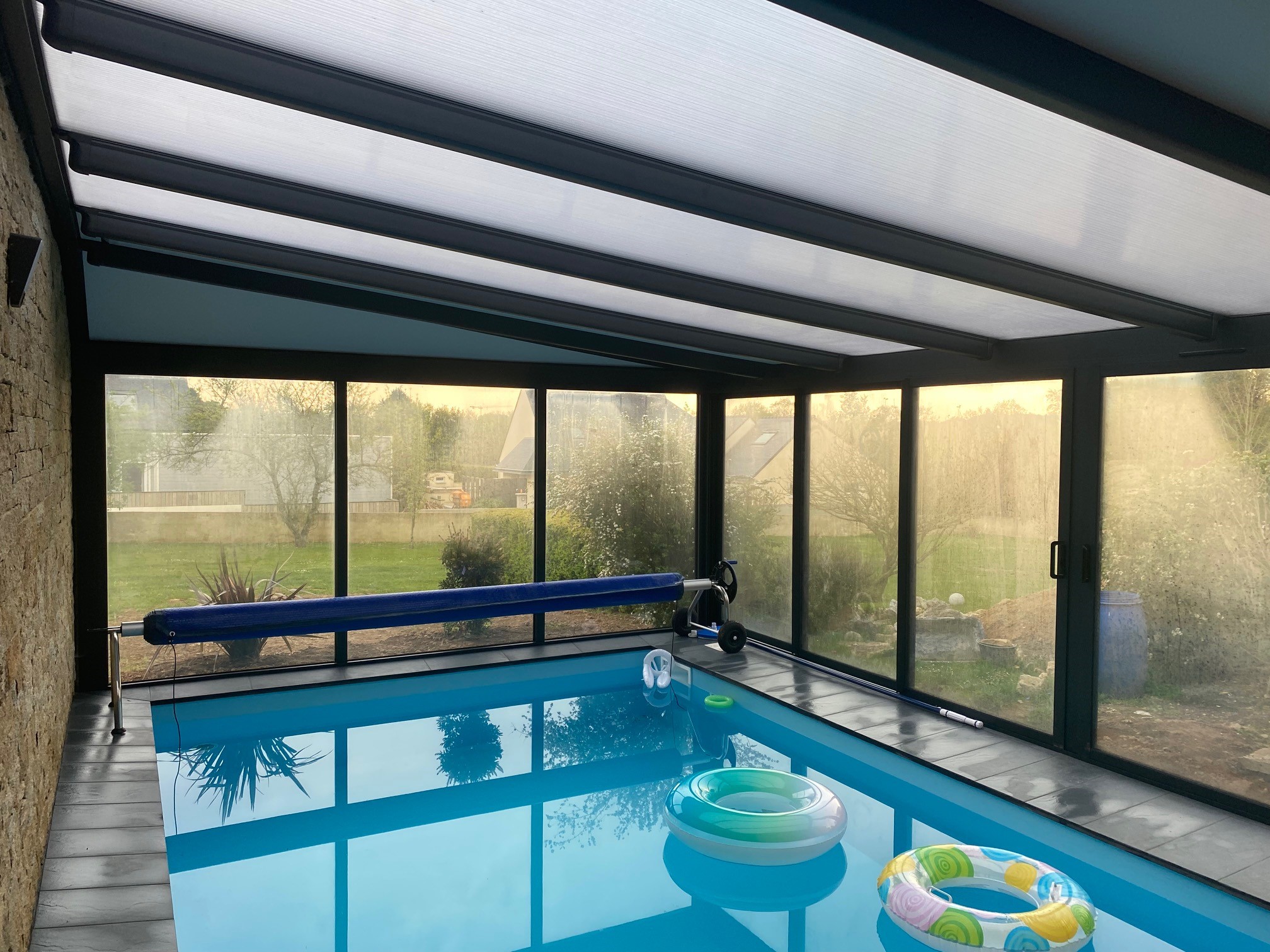 Decoferm, veranda renoval sur piscine dans le Morbihan