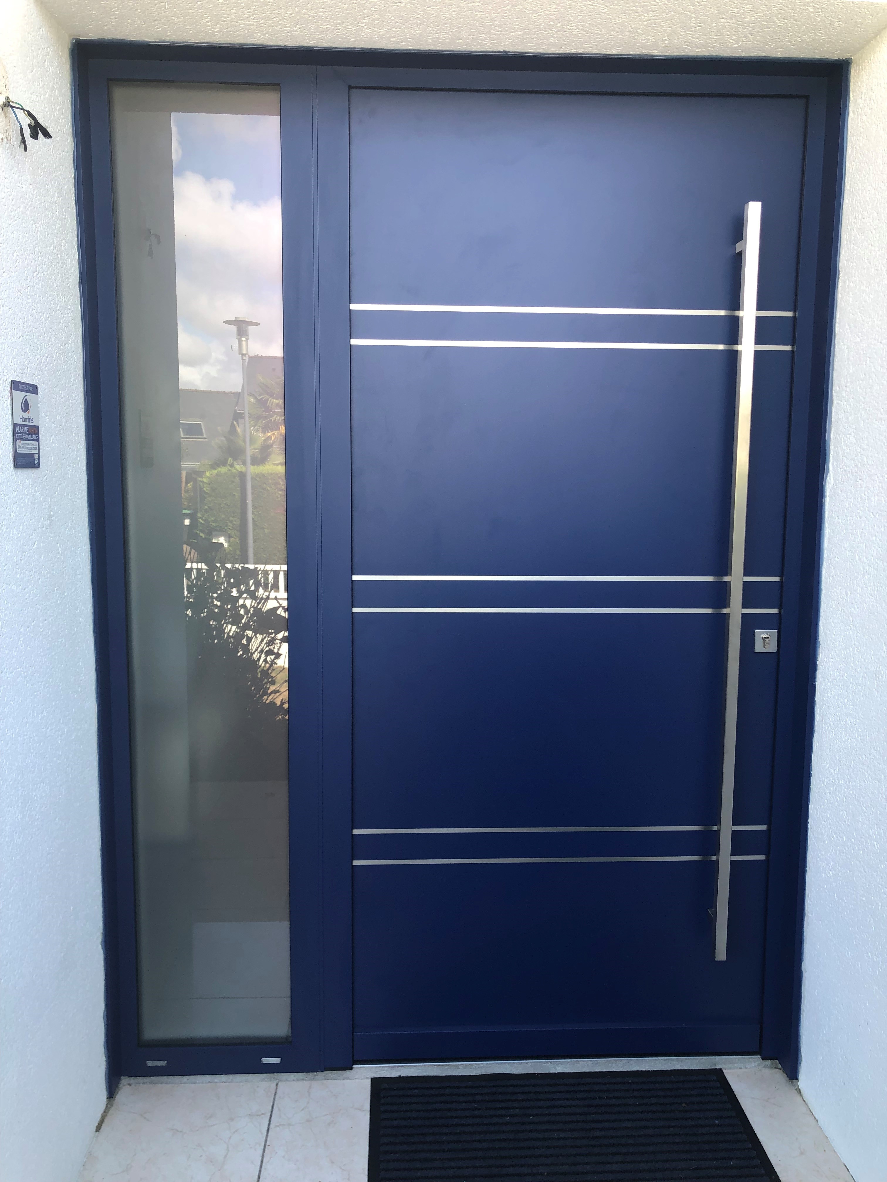 Decoferm, porte d'entrée bleue avec tierce en aluminium à Larmor Plage dans le Morbihan