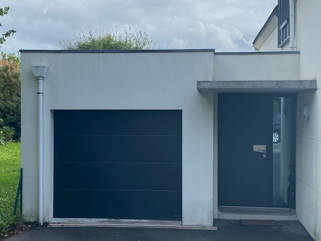 Decoferm, porte d'entrée aluminium et porte de garage à Inzinzac Lochrist dans le Morbihan