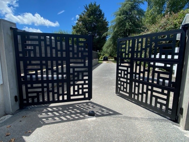 Decoferm, portail alu battant noir ajouré, à Pont Scorff dans le Morbihan
