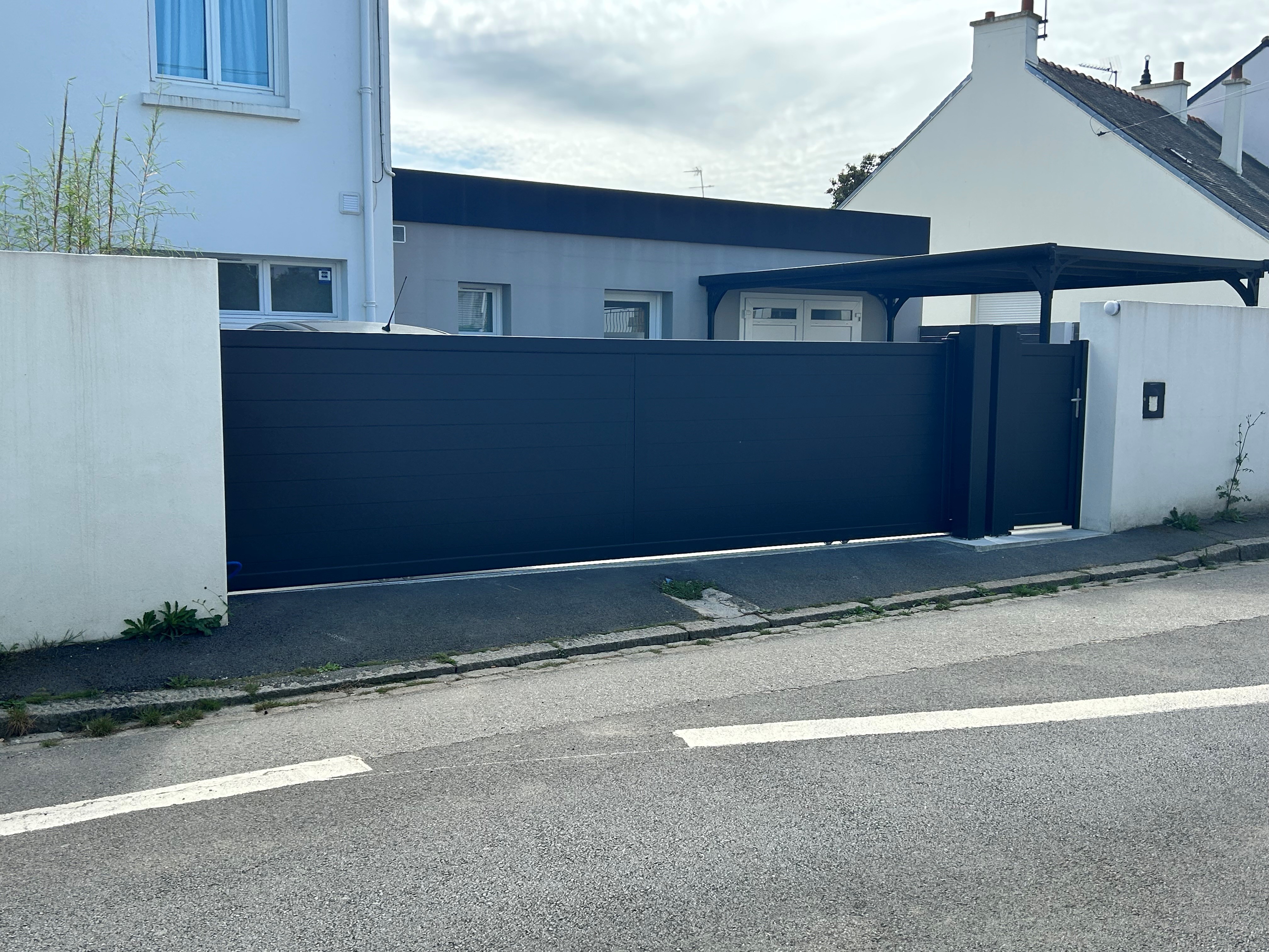 Decoferm, portail aluminium noir coulissant à Larmor Plage dans le Morbihan et Sud Finistère
