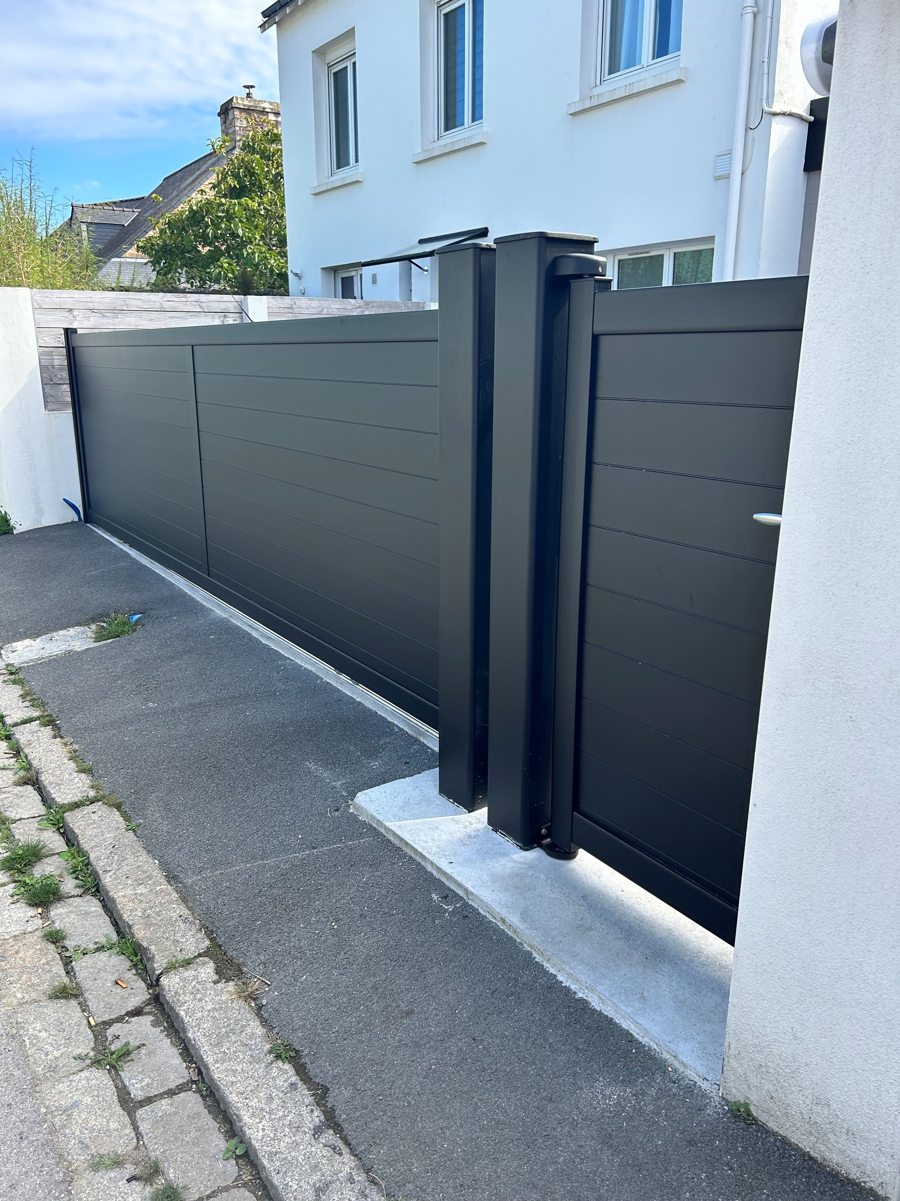 Decoferm, portail aluminium noir coulissant à Larmor Plage dans le Morbihan et Sud Finistère