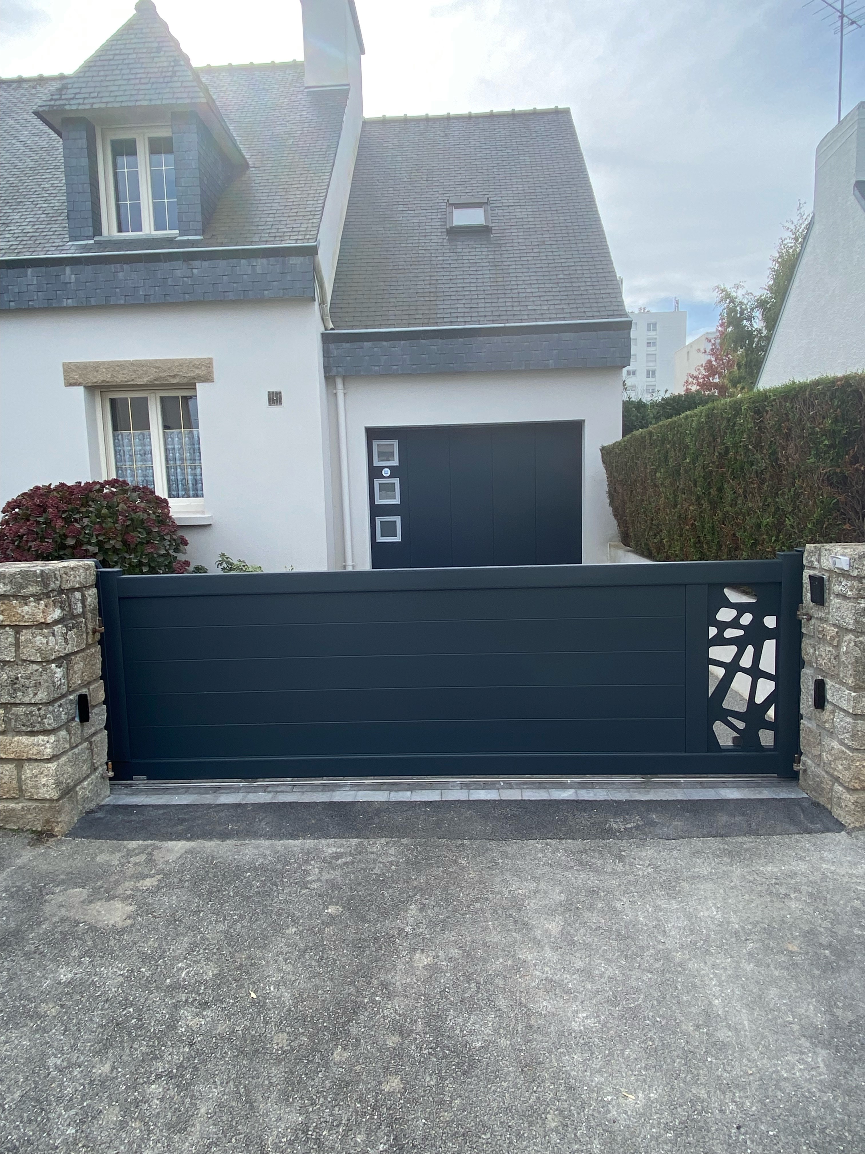 Decoferm, portail aluminium noir dans le Morbihan et Sud Finistère