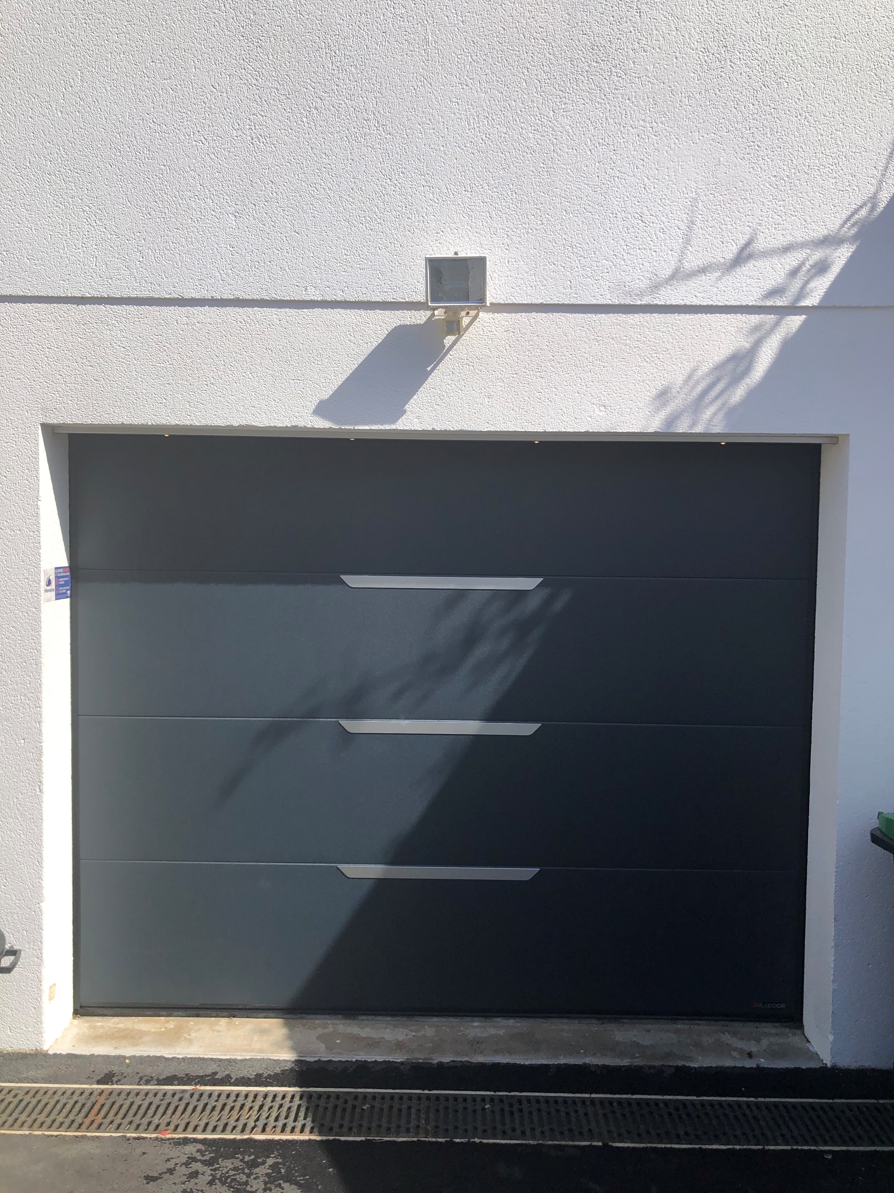 Decoferm, portes de garages Aludoor grise à Larmor Plage dans le Morbihan