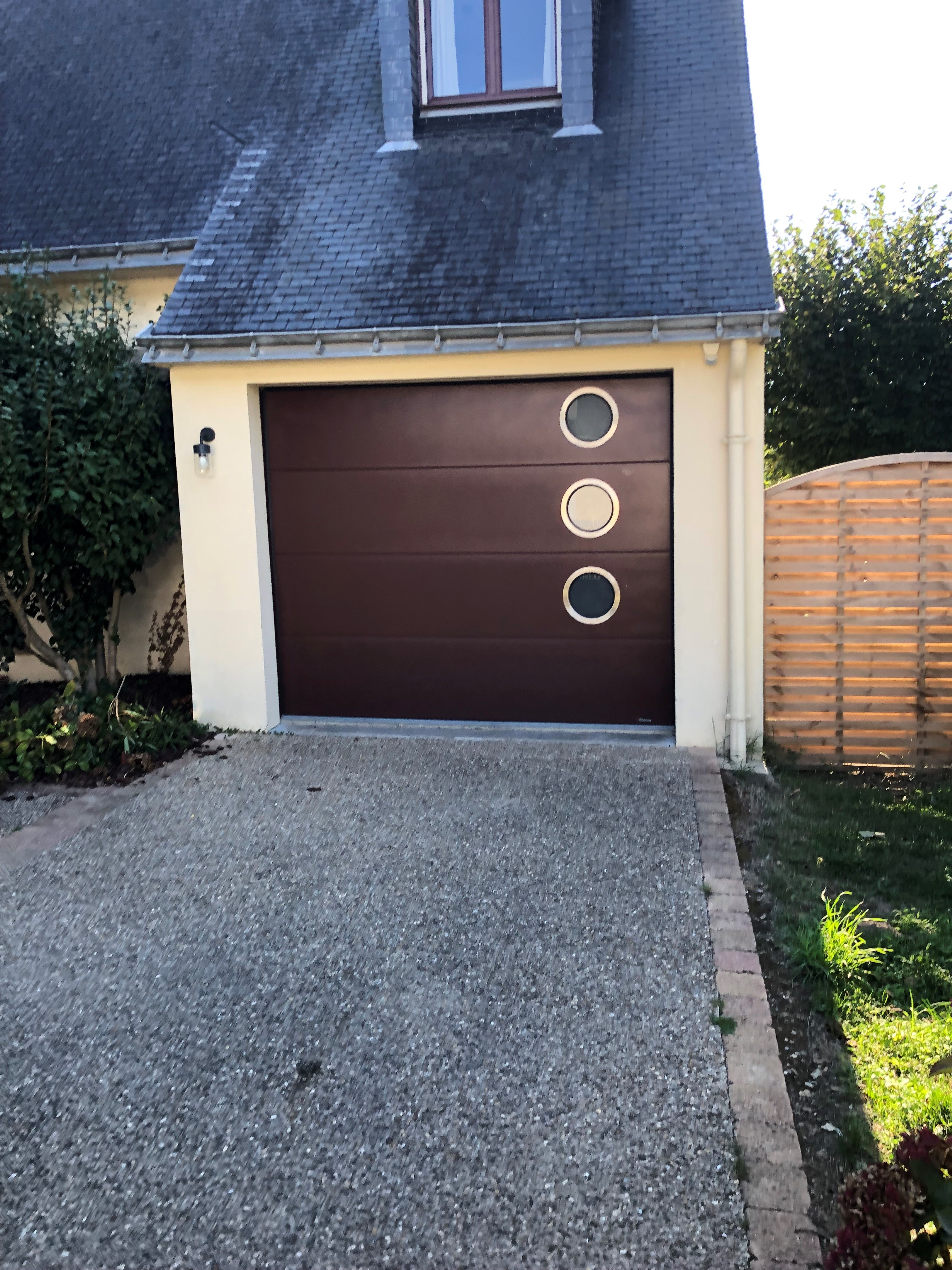 Decoferm, portes de garage sectionnelle marron dans le Morbihan