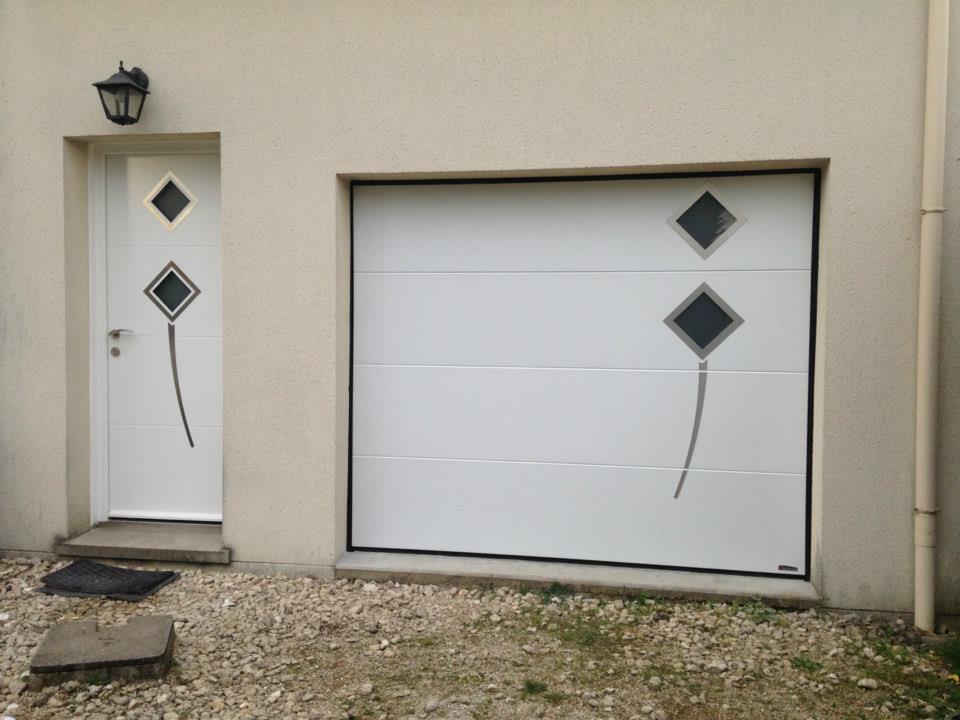 Decoferm, portes de garage sectionnelle ensemble composé avec une porte d'entrée dans le Morbihan