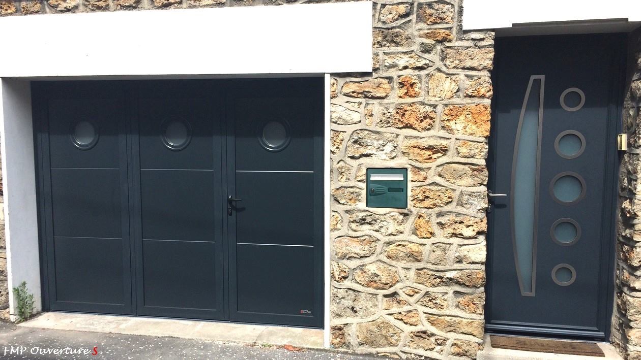 Decoferm, portes de garage sectionnelle ensemble composé avec une porte d'entrée dans le Morbihan
