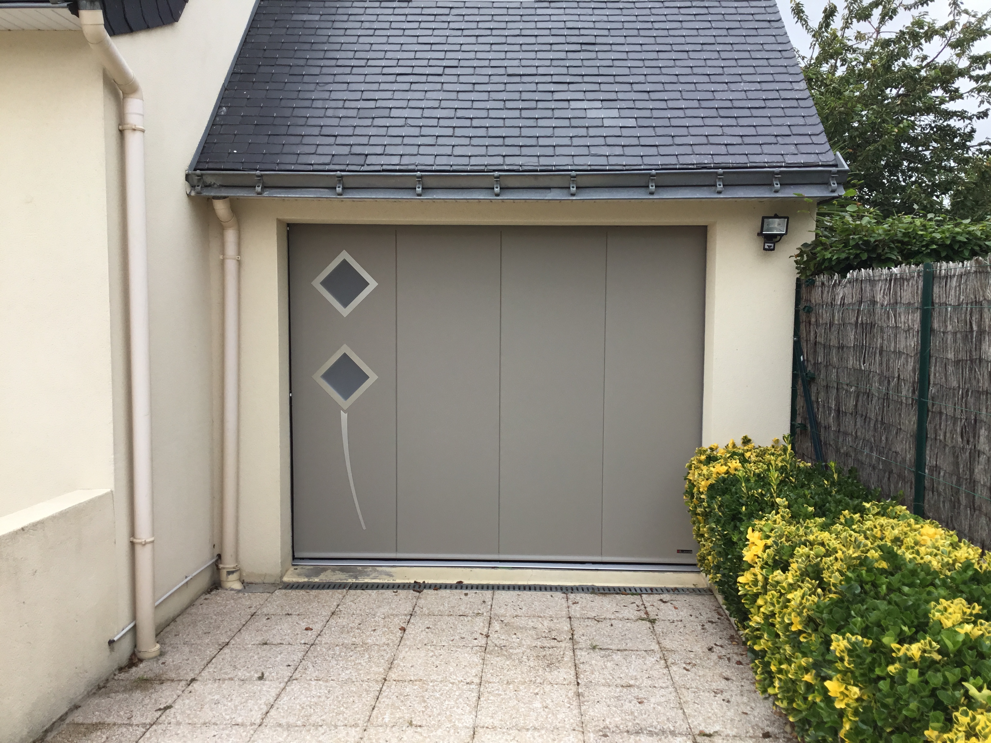 Decoferm, portes de garage sectionnelle grise dans le Morbihan