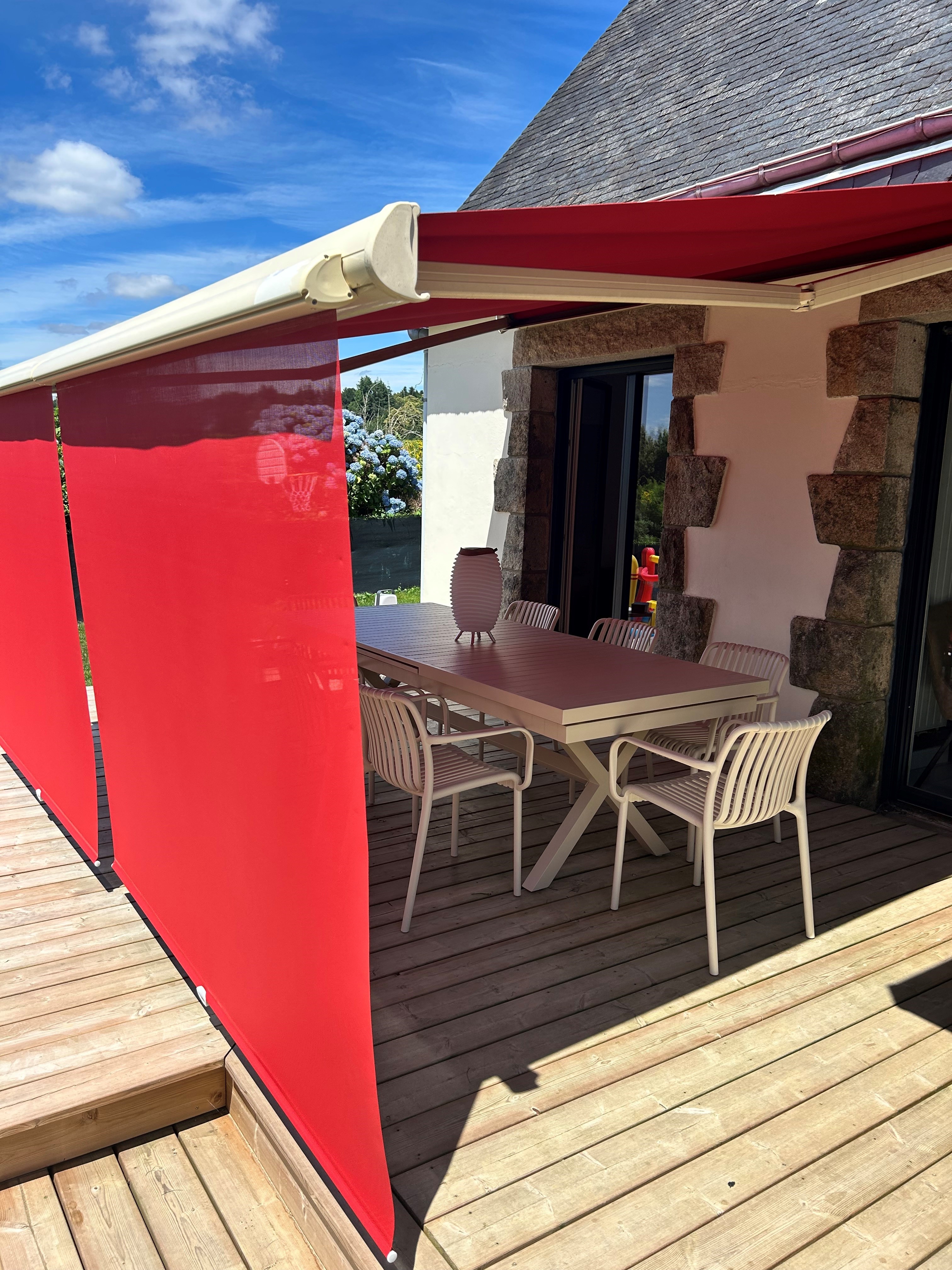 Store rouge avec lambrequin rouge Quimperlé Lorient Ploemeur