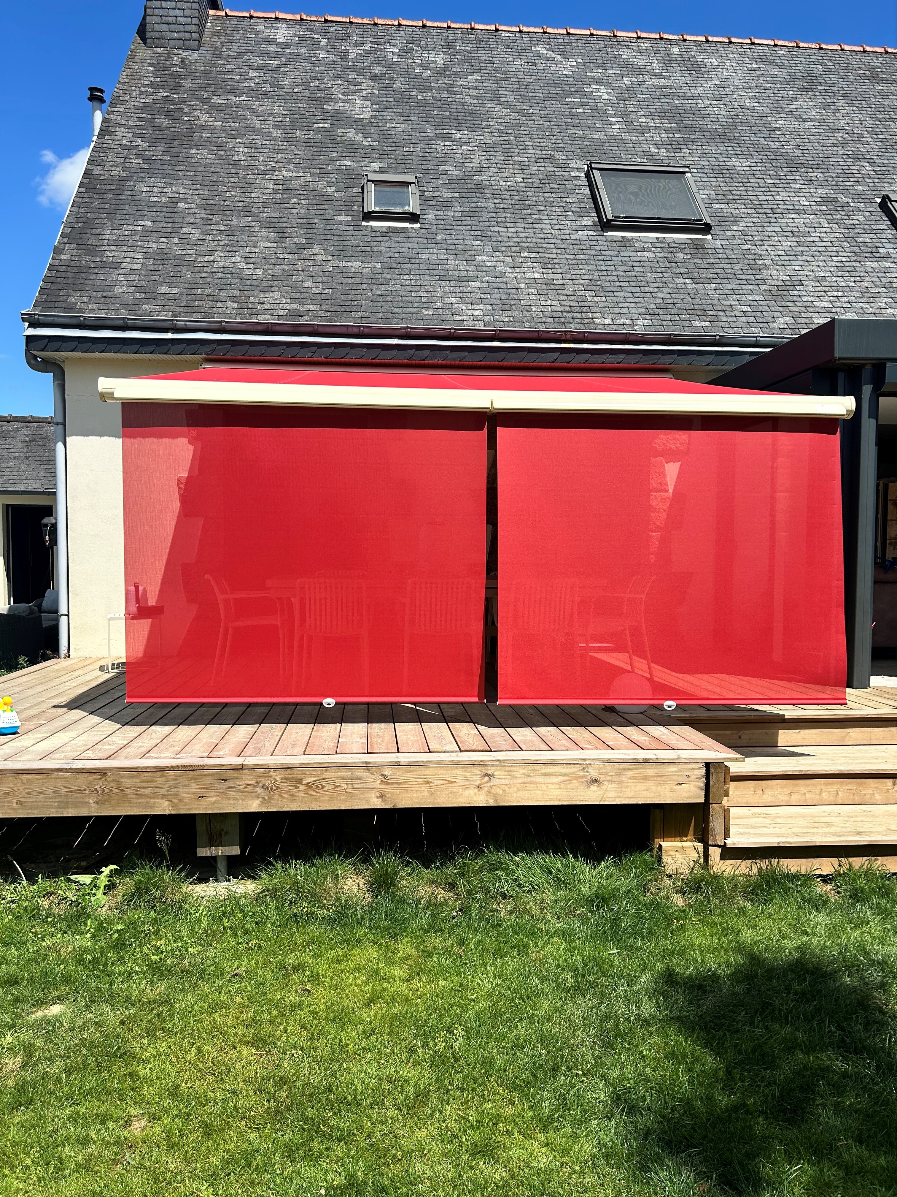 Store rouge avec lambrequin rouge Quimperlé Lorient Ploemeur